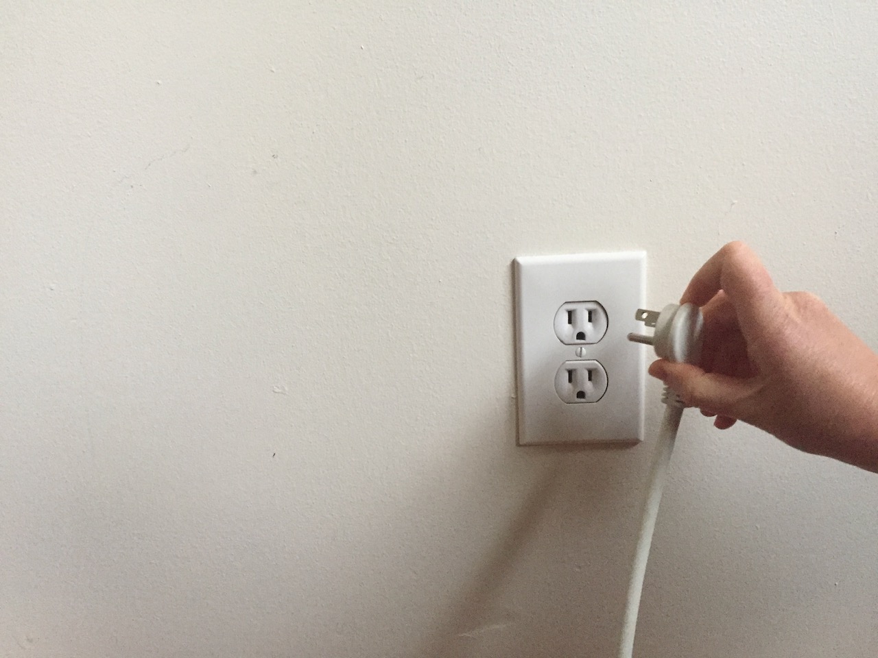 6 Reasons to Replace a Bad Electrical Outlet